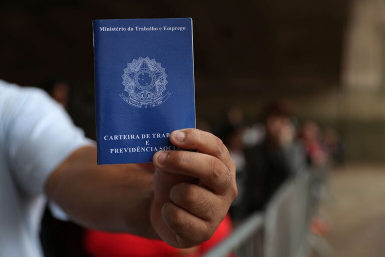 Brasil fecha mais vagas do que esperado em dezembro, mas encerra 2024 com saldo