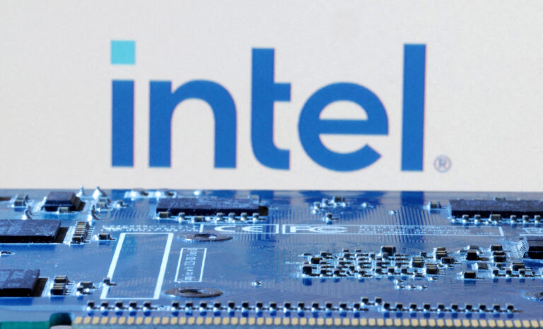 Intel tem receita do 4º tri acima do esperado, investidores aguardam novo CEO