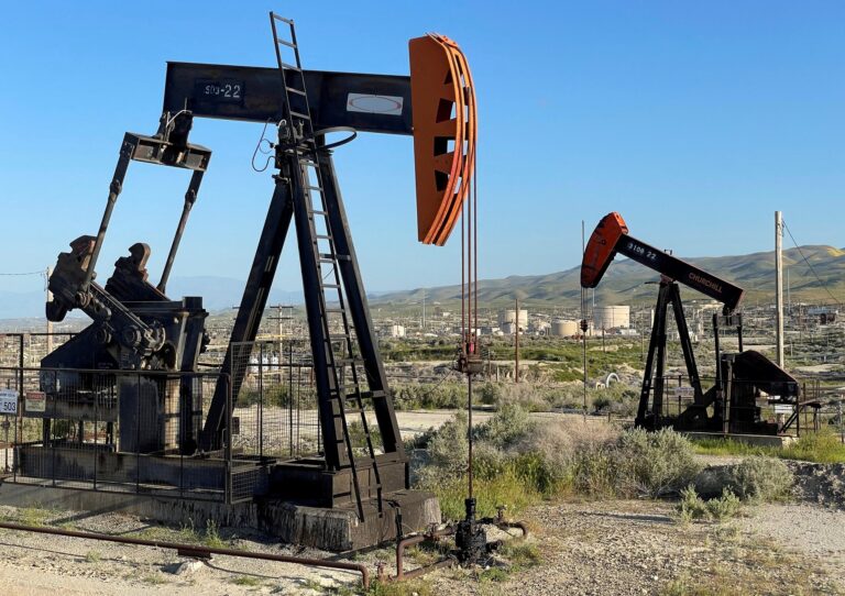 Petróleo fecha em queda em sessão volátil após EUA anunciarem tarifas para o sábado