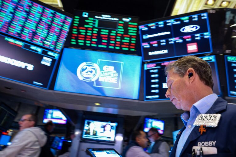 Wall Street fecha em baixa com anúncio sobre implementação de tarifas por Trump