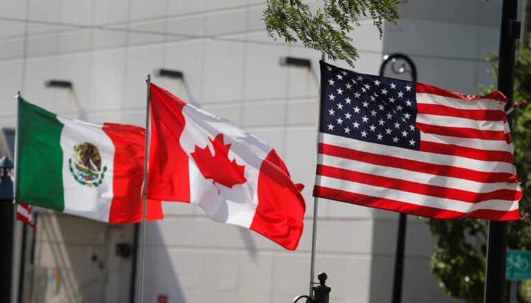 Trump deve impor tarifas a México e Canadá a partir de 1º de março, dizem fontes