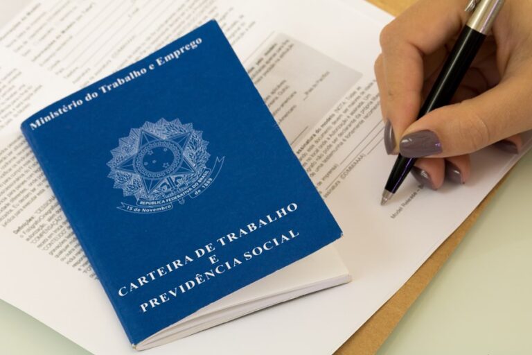 Brasil tem desemprego de 6,2% no trimestre até dezembro; média do ano fica em 6,6%
