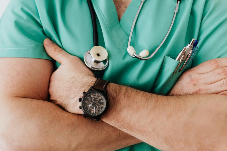 Quais os possíveis desdobramentos do Mais Médicos 3 para as empresas listadas?