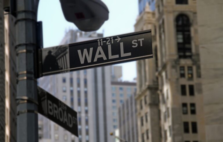 Bolsas de NY fecham em alta em dia volátil com balanços de techs, pós-Fed, e Trump