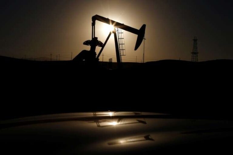 Petróleo sobe com tarifas dos EUA, mas trégua com México, e Opep limitam ganho