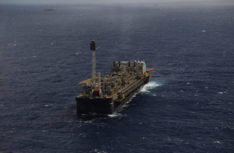 Brasil tem queda na produção de petróleo em 2024 e alta na de gás natural, diz ANP