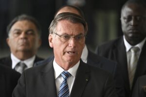 Bolsonaro conta que Carlos e Michelle não se falam devido a ‘problema lá atrás’