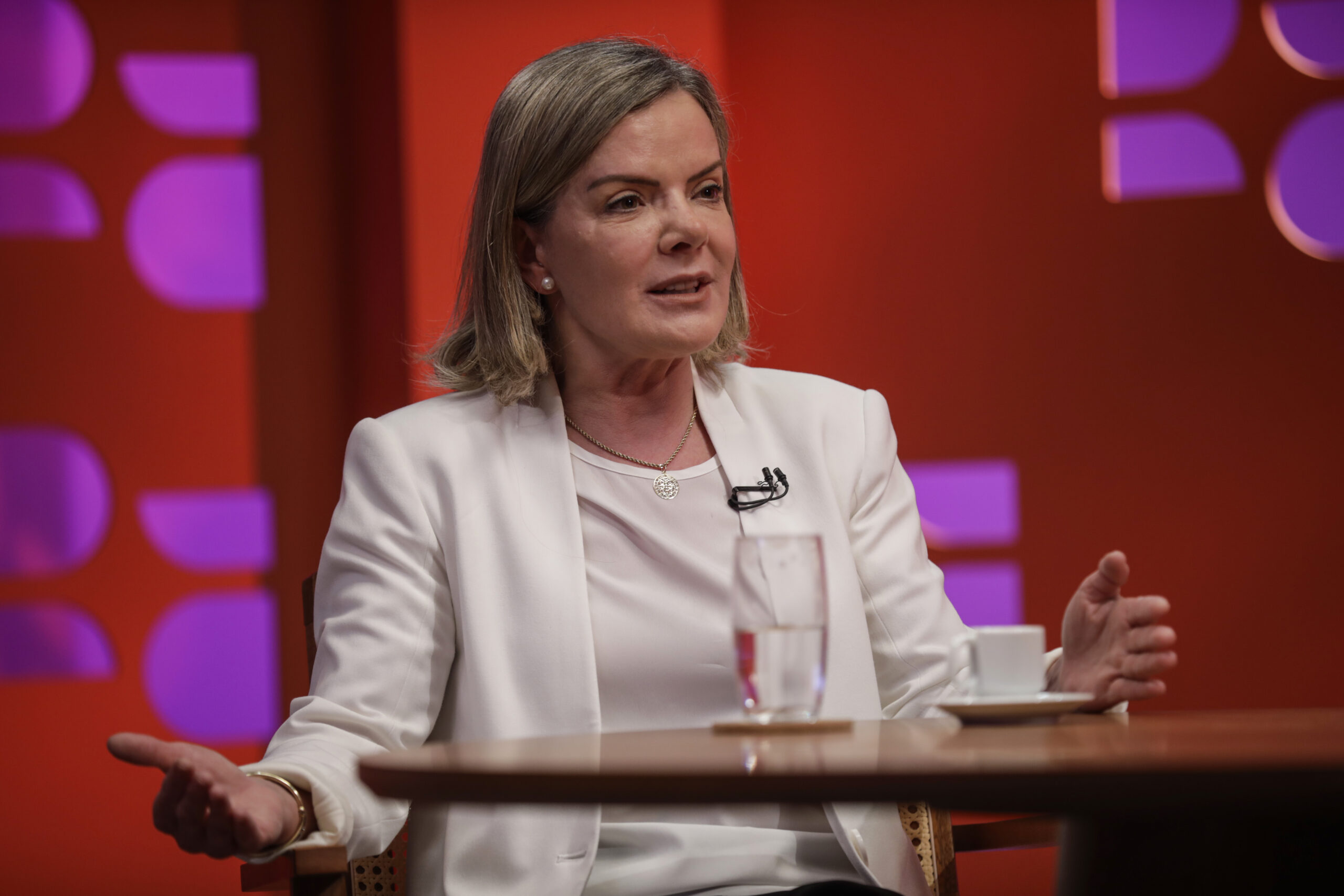 a deputada gleisi hoffmann no 'dr com demori'