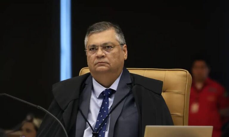 Dino manda bloquear execução de emendas da Saúde em 1.283 contas