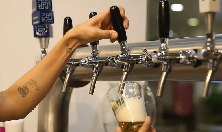 Ontário removerá produtos dos EUA de atacadista governamental de bebidas