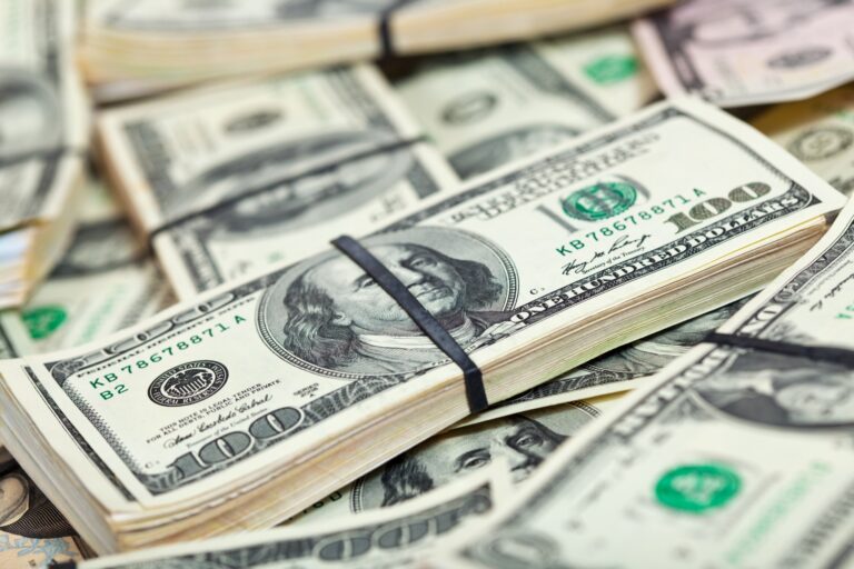 Dólar hoje avança até R$ 5,88 com temores de guerra comercial após tarifas de Trump