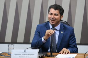 Bolsonaristas resgatam criação de ‘senador vitalício’ e mudança foro de parlamentares