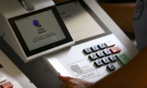 Brasil cai seis posições em ranking de democracia da ‘The Economist’