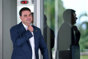 Flávio Bolsonaro aciona TCU contra Lula por uso da rede nacional de rádio e TV