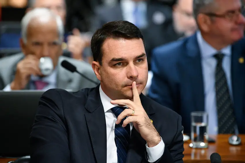 Flávio Bolsonaro diz que Lula está aparelhando o STM