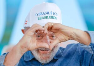 Grupo leva faixa enaltecendo Lula no Galo da Madrugada e minimiza crise de popularidade