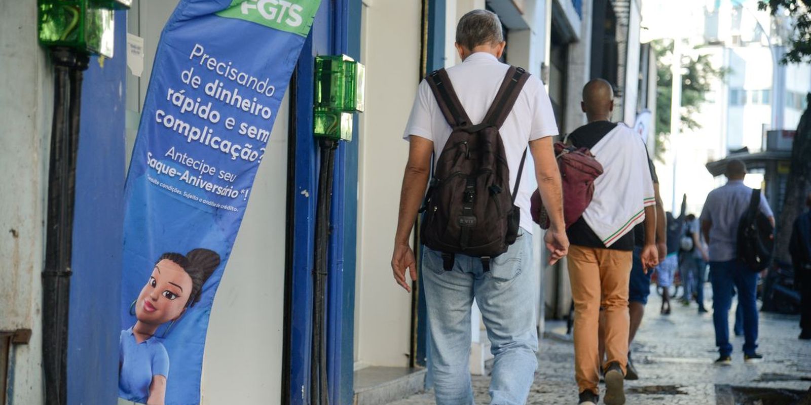 Inadimplência das família cai pelo terceiro mês seguido, para 28,6%