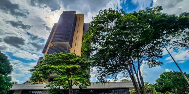 Contas externas têm saldo negativo de US$ 9,8 bilhões em setembro