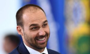Plano de Eduardo Bolsonaro contra Moraes nos EUA inclui processo no Departamento de Justiça