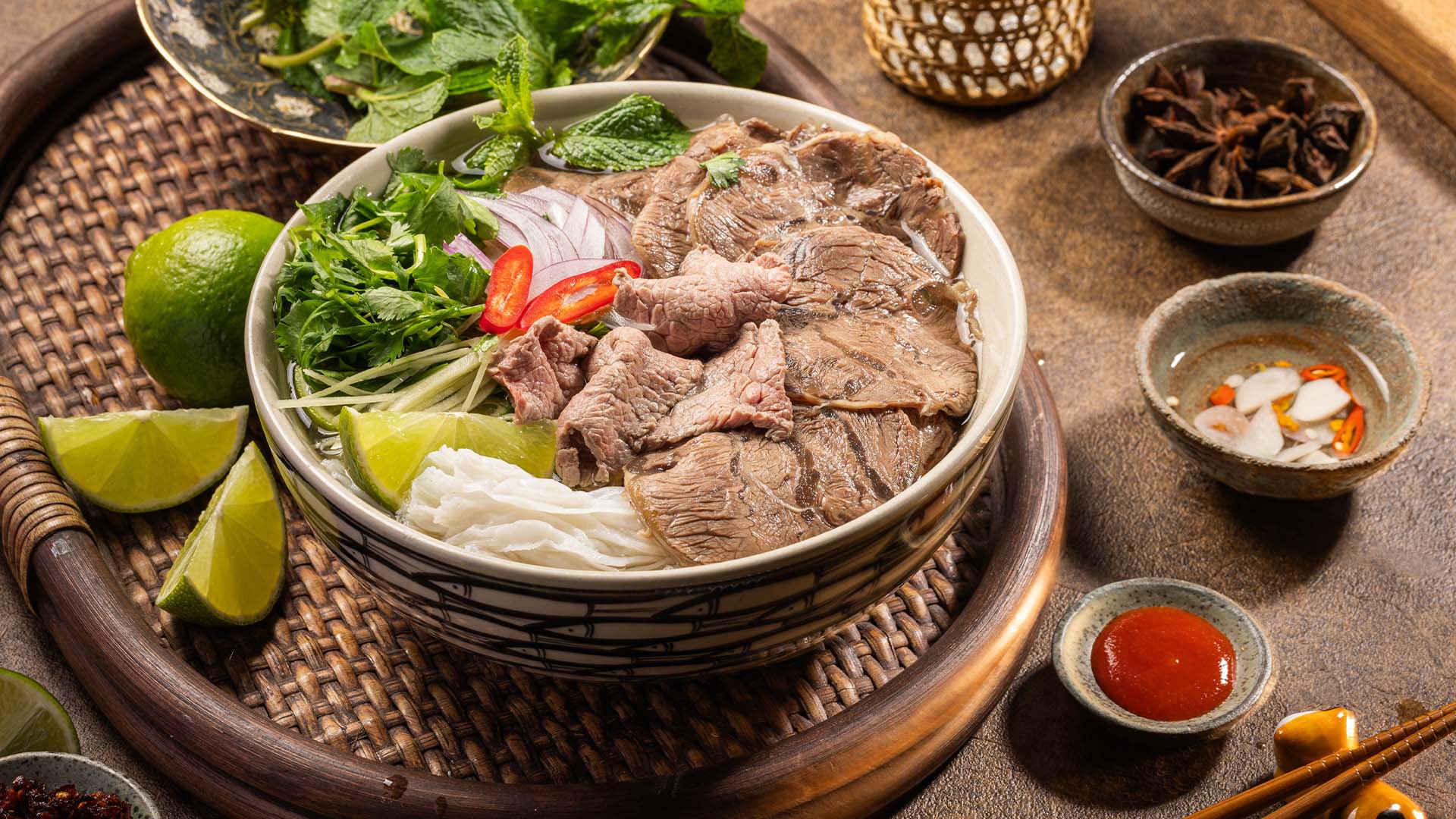 Comida típica do Vietnã com carne bovina; país abre mercado para o Brasil