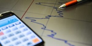 Serviços e indústria puxam maior alta da economia desde 2021