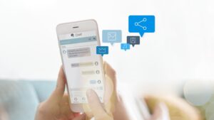 Mulher trocando mensagens no celular e ícones extrapolando a tela do aparelho.