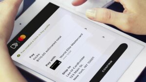 Celular com a tela do Mastercard Click to Pay aberta