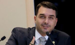 Com Bolsonaro na UTI, filhos do ex-presidente vão sortear entrega de capacete de grafeno