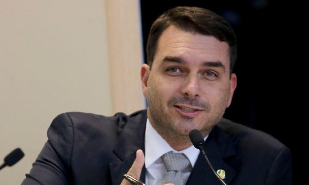Com Bolsonaro na UTI, filhos do ex-presidente vão sortear entrega de capacete de grafeno