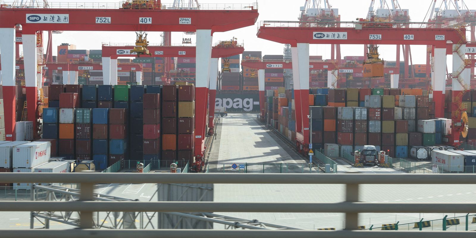 Em retaliação, EUA impõem sobretaxa de 104% sobre produtos chineses
