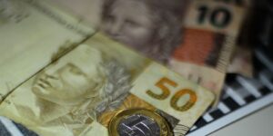 Governo projeta superávit e salário mínimo de R$ 1.630 para 2026