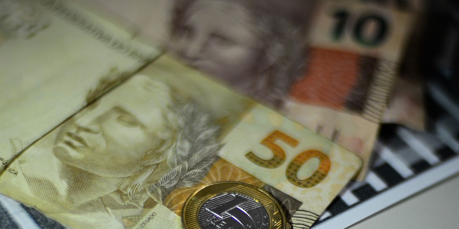 Governo projeta superávit e salário mínimo de R$ 1.630 para 2026