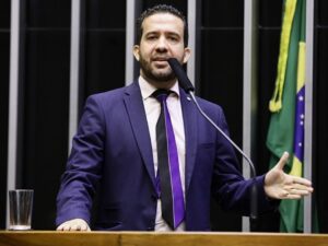 Prefeita acusa André Janones de chantagem com fotos íntimas e obtém medida protetiva na Justiça