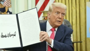 Donaldo Trum no Salão Oval da Casa Branca; impõe tarifas