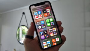 Tela de iPhone aberta com aplicativos abertos.