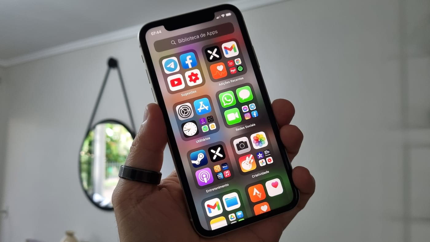 Tela de iPhone aberta com aplicativos abertos.