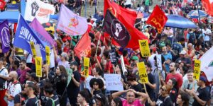No Rio de Janeiro, manifestantes pedem fim da escala 6x1