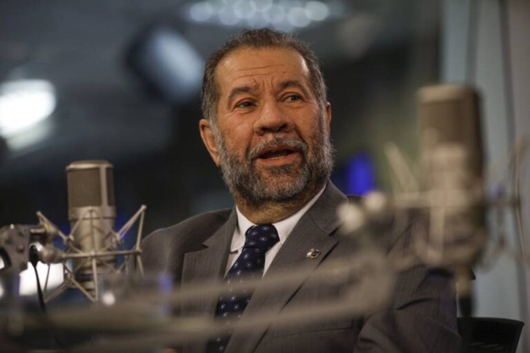 Oito em cada dez brasileiros dizem que Lupi deveria ser demitido, diz pesquisa AtlasIntel
