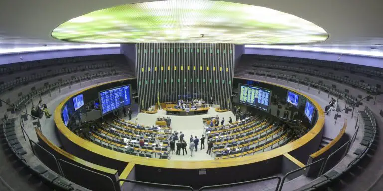 Governo tem mais um dia de conversas na Câmara sobre IOF
