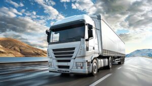 Caminhão levando carga agrícola em uma rodovia