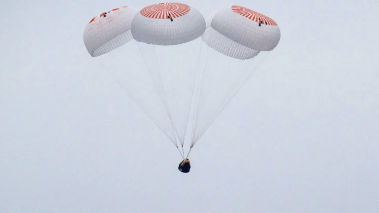 Astronautas regressam à Terra na SpaceX após 5 meses na Estação Espacial