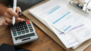 Brasileiros têm 70,5% da renda comprometida com contas a pagar, aponta estudo da Serasa