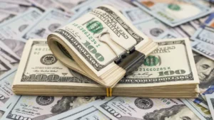 Dólar fecha em queda e Bolsa fica estável com impasse entre Brasil e EUA