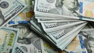 Dólar recua em linha com exterior e petróleo forte beneficia o real