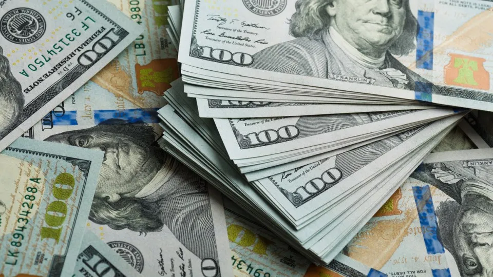Dólar recua em linha com exterior e petróleo forte beneficia o real