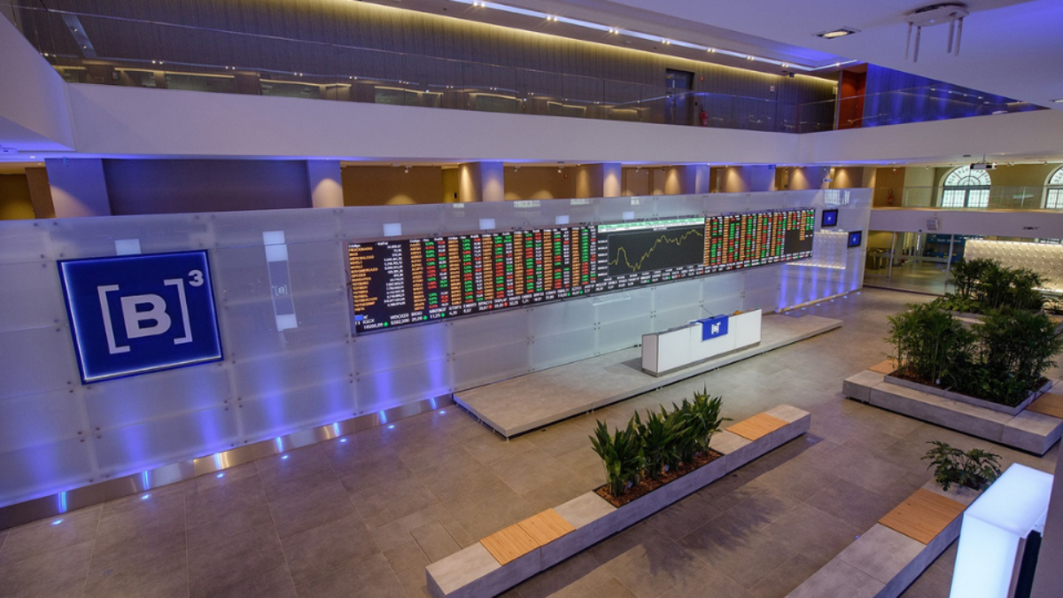Ibovespa B3 toca os 142 mil pontos pela 1ª vez e fecha com alta 1,32%; dólar cai a R$ 5,40