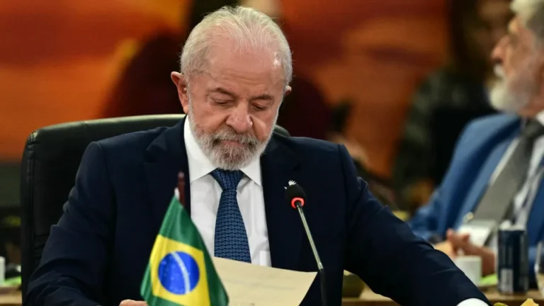 Lula diz que Brasil passa por turbulência desnecessária porque Trump criou imagem mentirosa