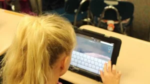 Minha filha se cortava em lugares que a roupa escondia, diz mãe de vítima de crime virtual