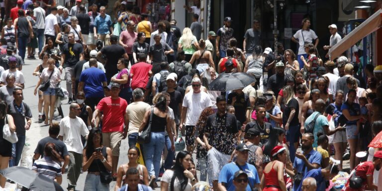 População brasileira chega a 213,4 milhões em julho de 2025