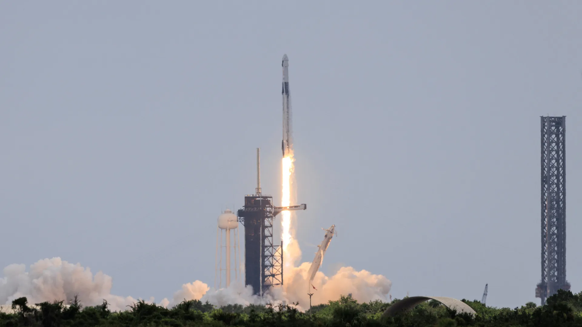 SpaceX envia 4 astronautas para Estação Espacial Internacional em 15h
